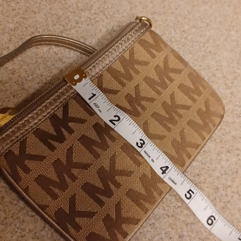 > Michael Kors Brown Wristlet